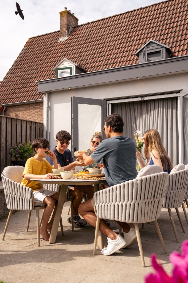 Douglas tuintafel met witte U-poten | Tuintafels | De Tuinkamer Leeuwarden
